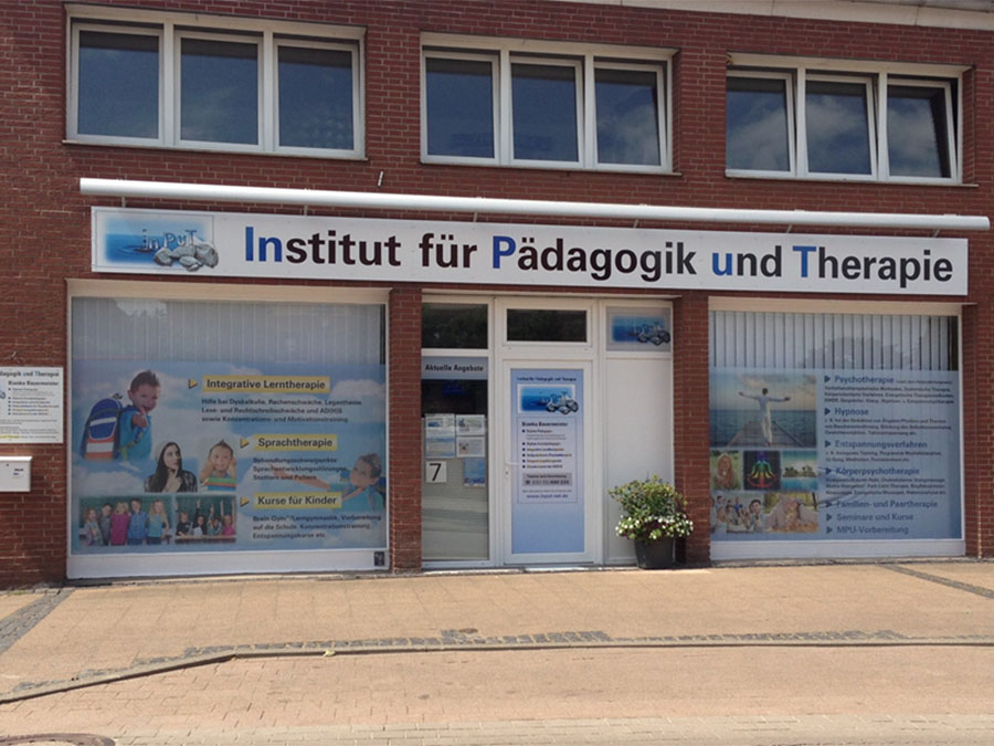 Foto zeigt die Gebäudeansicht des Seminarortes in Uetze im Institut für Pädagogik und Therapie